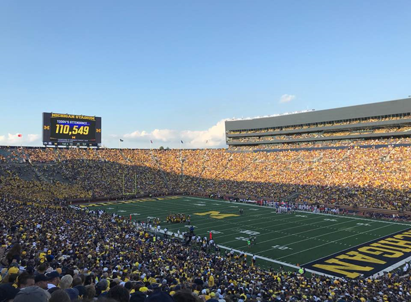미시간대학교도 미식축구 경기 사진