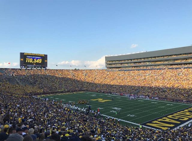 미시간대학교도 미식축구 경기 사진
