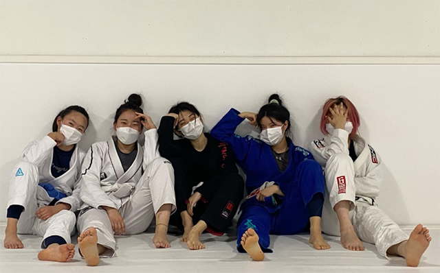 왼쪽에서 2번째 본인. 흰색, 검은색, 파란색 다양한 도복들.