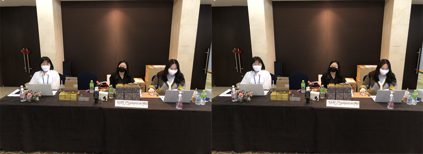 사진을 촬영하는지도 모르고 학회 진행에 애쓰시는 비서님들 / 활짝 웃으면서 그 와중에도 열심히 일하시는 비서님들