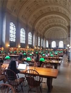 척추각이 유지되는 하체회전을 보여주는 아담 스캇의 스윙.