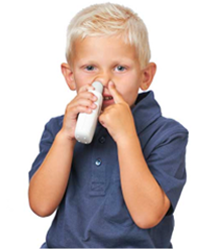 아이가 한 쪽 코를 막고 기구를 사용하는 모습